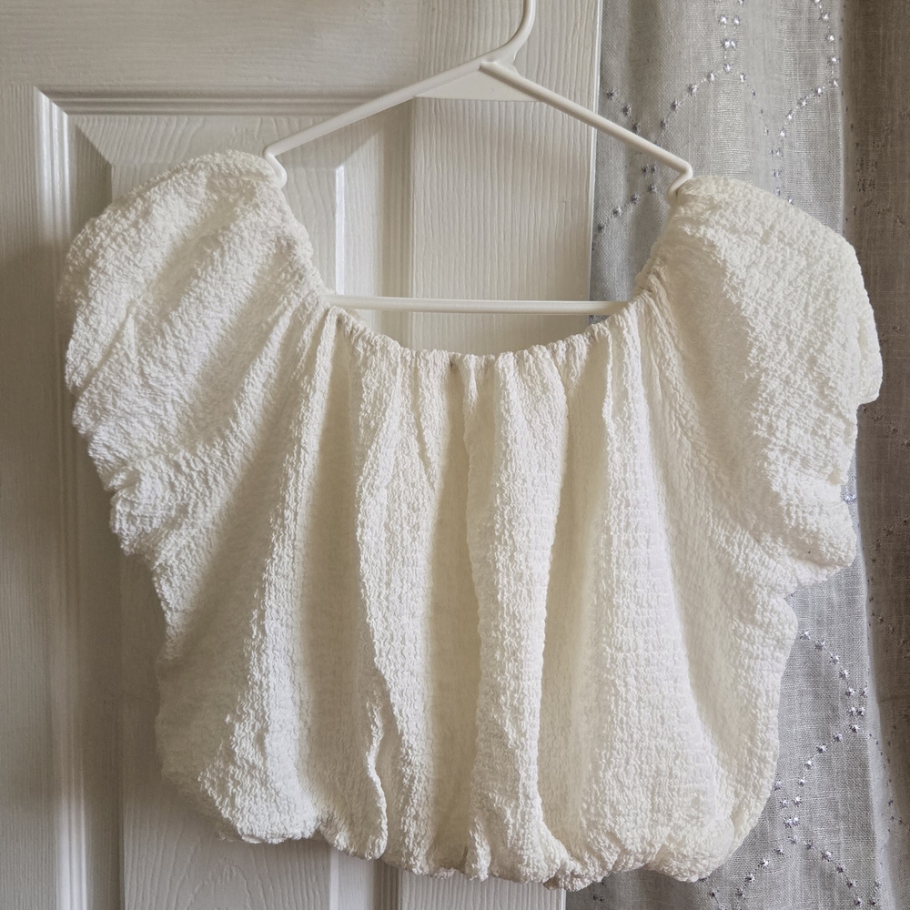 Elegant Cropped Cream Textured Top